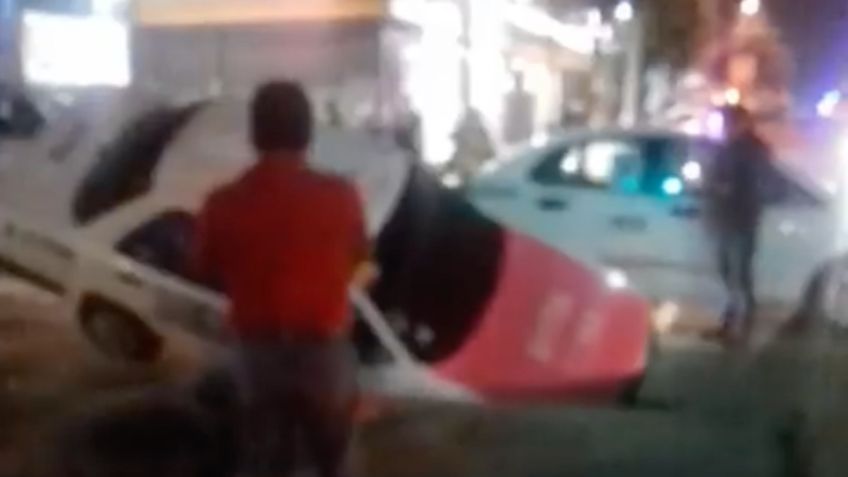 CDMX: Taxista cae en zanja de obras en la alcaldía Coyoacán | VIDEO