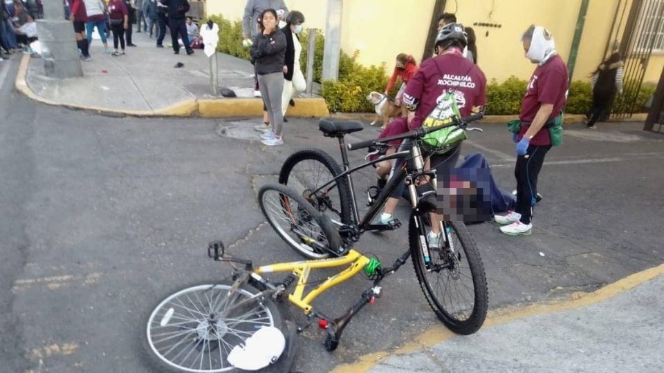 Los ciclistas fueron atropellados por un automóvil. Foto: @jstintero