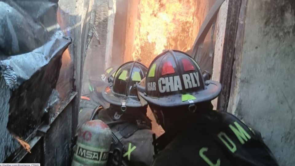 Los vulcanos atendieron la emergencia en la calle Dr. Andrade (Foto: TWITTER @Bomberos_CDMX)