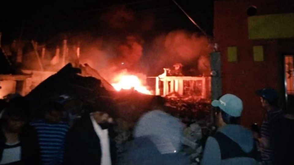 En el lugar trabajan bomberos y miembros de la Guardia Nacional (Foto: Especial)