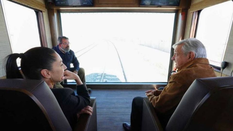 AMLO hizo un recorrido por las vías donde pasará el tren hacia el AIFA. Foto: Captura de pantalla