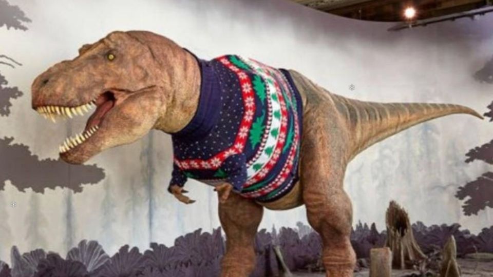 El animatronic de T-rex porta un suéter tejido con detalles alusivos a la Navidad. FOTO: Instagram