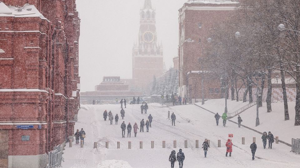 La capital rusa, Moscú, sufrió ayer la mayor nevada al comienzo del invierno en 72 años. Foto: EFE