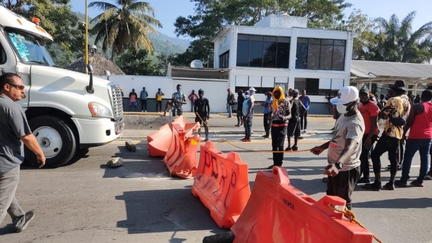 Migrantes no liberarán carreteras en Chiapas hasta que les den camiones para transportarse