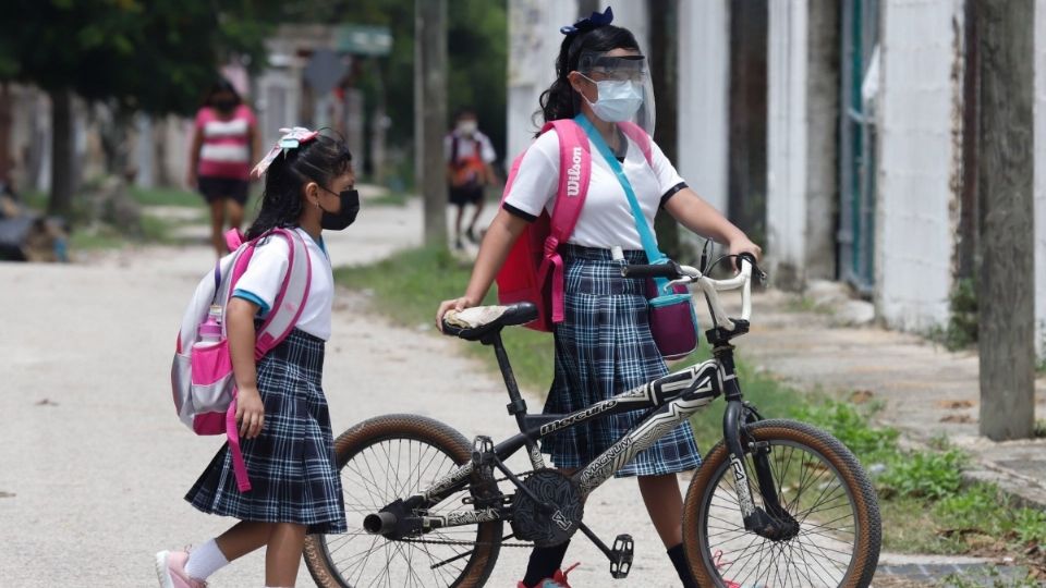 Los papás no tendrán que comprar uniformes ni útiles escolares nuevos. Foto: Cuartoscuro