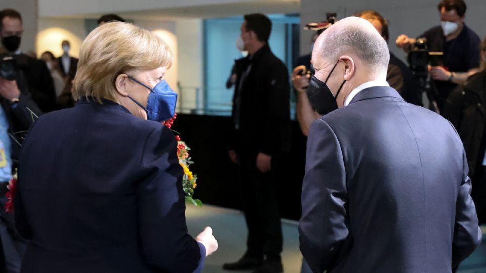 Merkel entregó la estafeta a Scholz. (Foto: Reuters)