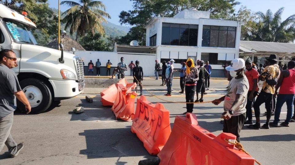 Los migrantes bloquearon la vía federal que conduce a los límites con Oaxaca