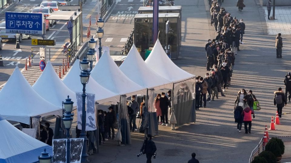 PREVENCIÓN. Coreanos hicieron largas filas para realizarse pruebas de coronavirus, en un sitio temporal instalado. Foto: AP