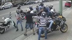 Banda de “motorratones” asalta a dos motociclistas y se llevan hasta los cascos: VIDEO