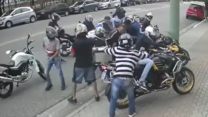 Banda de “motorratones” asalta a dos motociclistas y se llevan hasta los cascos: VIDEO