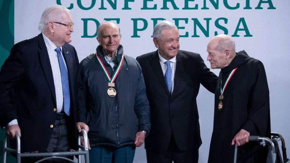 AMLO con el ingeniero y el arquitecto durante la ceremonia de premiación. Foto: Presidencia