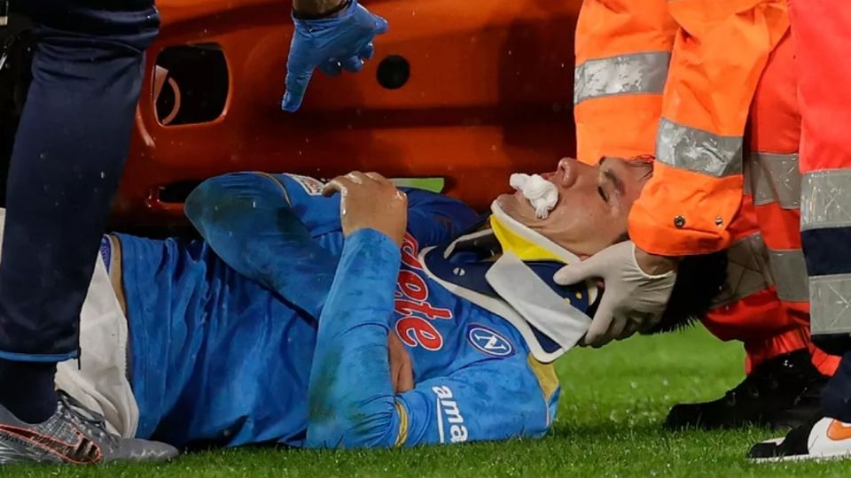 Lozano terminó con collarín después del golpe en el partido contra Leicester. Foto: Reuters