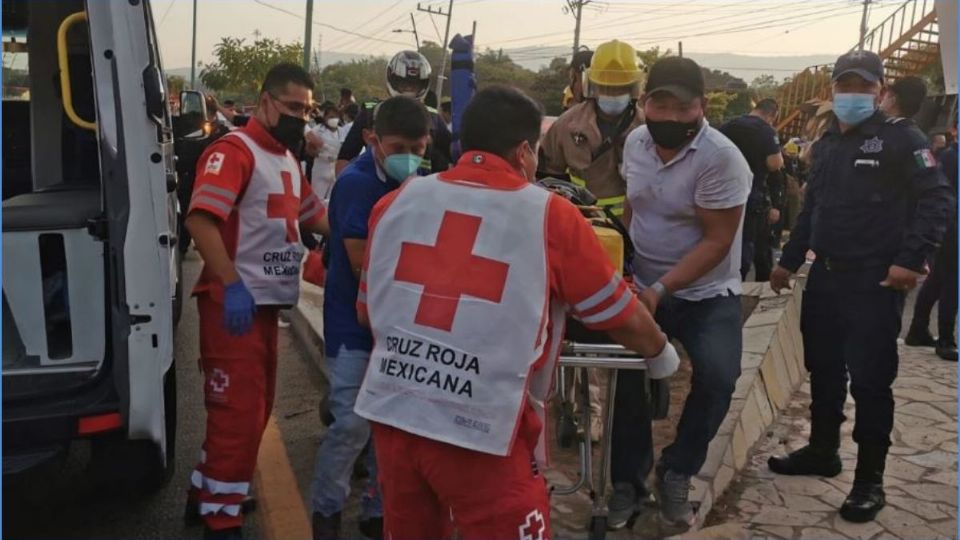 Los servicios de emergencia atienden a los heridos en la zona del accidente
(Foto: Twitter @jenarovillamil)