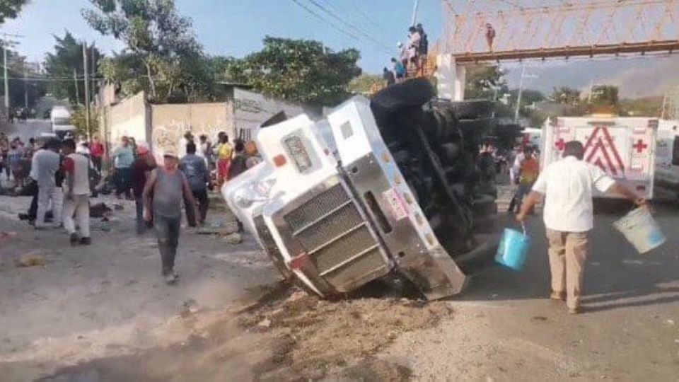 Muertos y heridos por volcadura
(Foto: Especial)