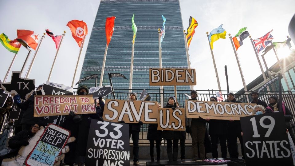 VISIÓN. Activistas protestaron frente a la sede de la ONU, mientras Biden inauguraba su cumbre. Foto: AP