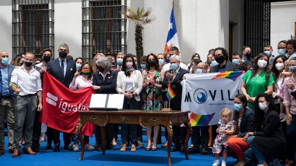 OFICIAL. La firma de la ley se hizo en el palacio de la Moneda. Foto: AFP