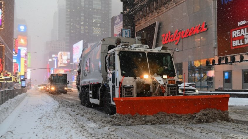 Fuerte NEVADA en NY obliga a suspender CLASES y vacunación; así AZOTA a la ciudad: FOTOS