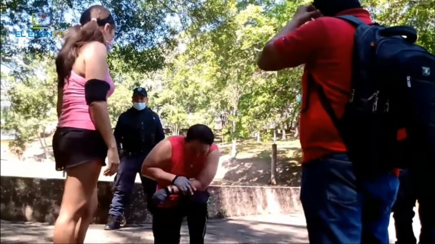 ¡De rodillas! Así pidió un acosador el perdón para no ser denunciado en Tabasco: VIDEO