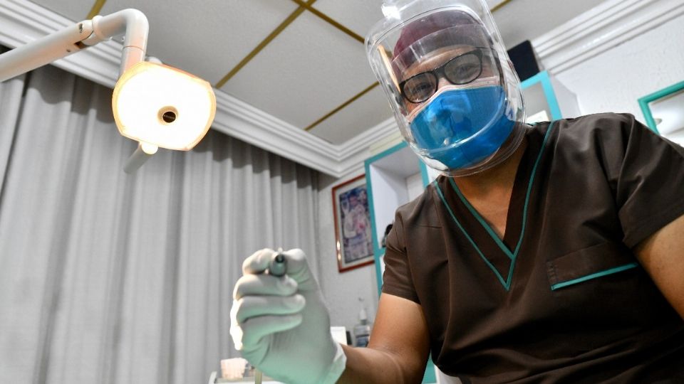 ● ACCIÓN. Los dentistas han tenido que comprar materiales para reforzar las barreras de protección. FOTO: Guillermo O’Gram
