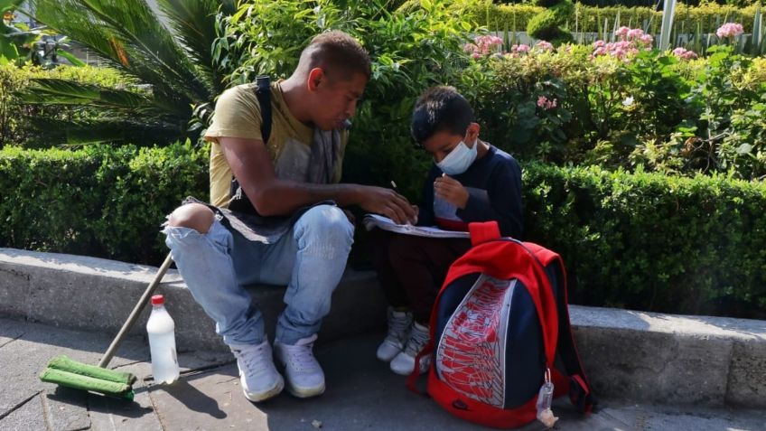 Limpia parabrisas y enseña a su hijo