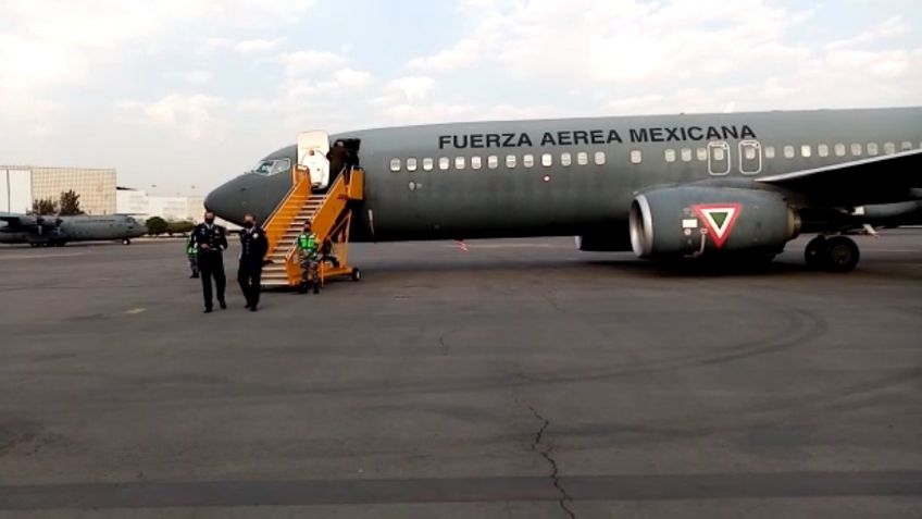 AMLO aborda avión de las FAM para inaugurar pista militar en San Lucía