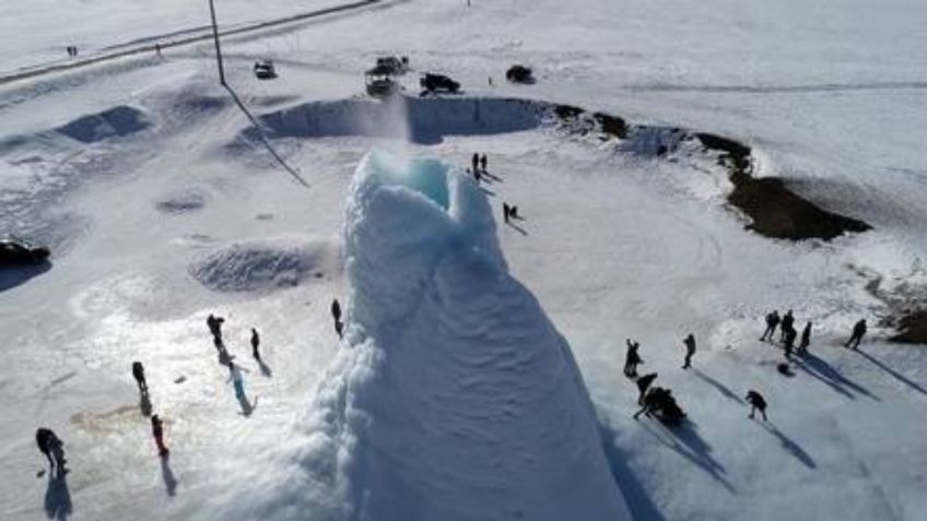 Volcán de HIELO causa sensación por 'hacer erupción' con NIEBLA | FOTO