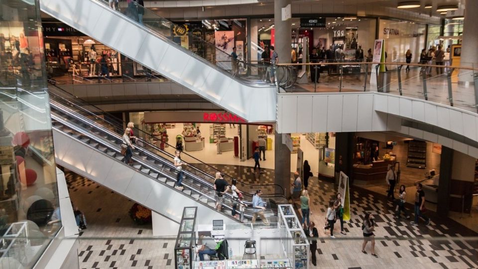 CON TODO. En las últimas semanas, cada vez se observan más compradores en las plazas comerciales en el país. Foto: Especial