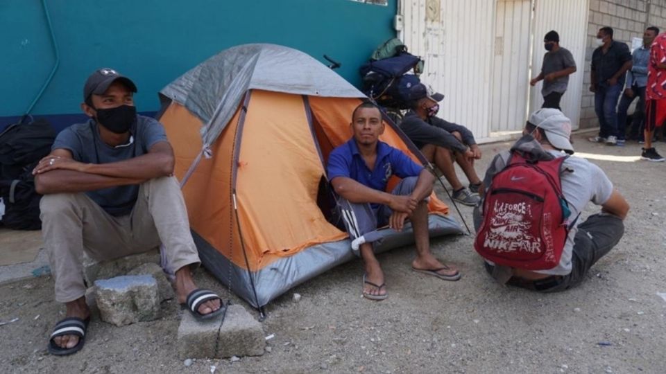 HACEN PAUSA. En Ciudad Ixtepec, algunos migrantes tomaron un descanso, antes de seguir con su caminata a la frontera norte. Foto: José Luis López