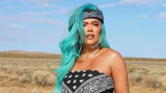 Karol G enamora a sus fans con ATREVIDO total look en azul a juego con su cabellera