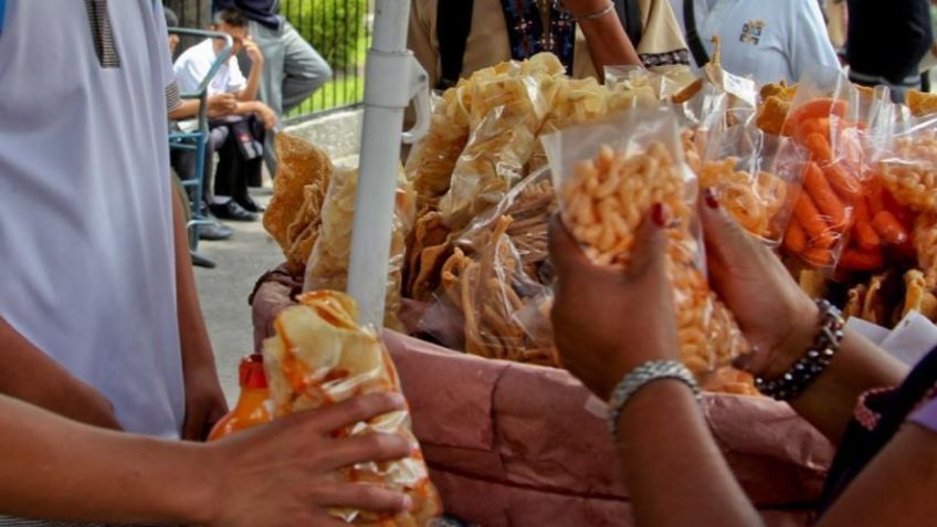 Senado prohíbe venta de comida chatarra adentro y fuera de las escuelas