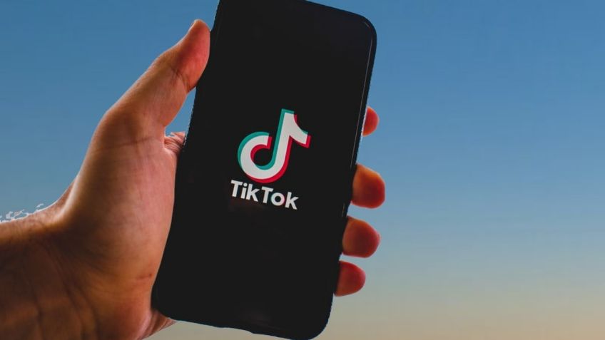 ¿Doble protesta? Jóvenes de TikTok comen pollo frito frente a manifestante veganos 