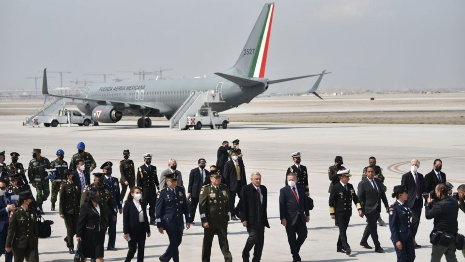 El avión fue recibido con un arco de agua para simbolizar la inauguración. Foto: Daniel  Ojeda