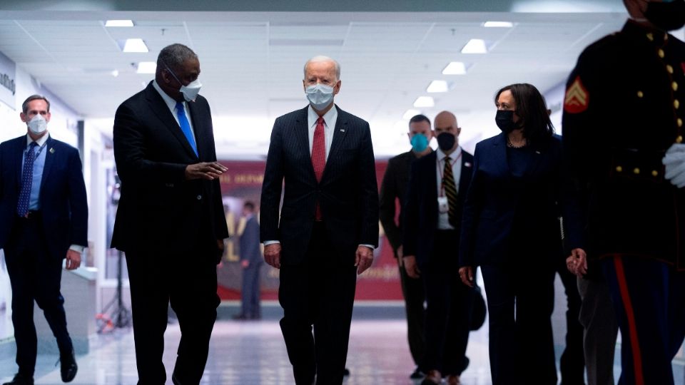 VISITA. Biden fue al Pentágono en pleno debate sobre extremismo en el ejército. Foto: EFE