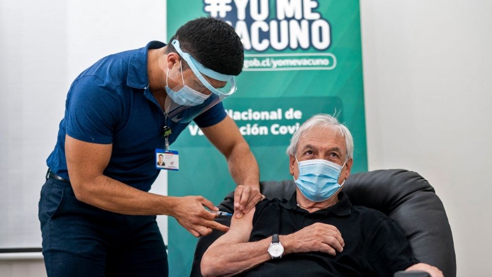 El presidente Sebastián Piñera recibió la primera dosis de la vacuna Sinovac. Foto: AFP