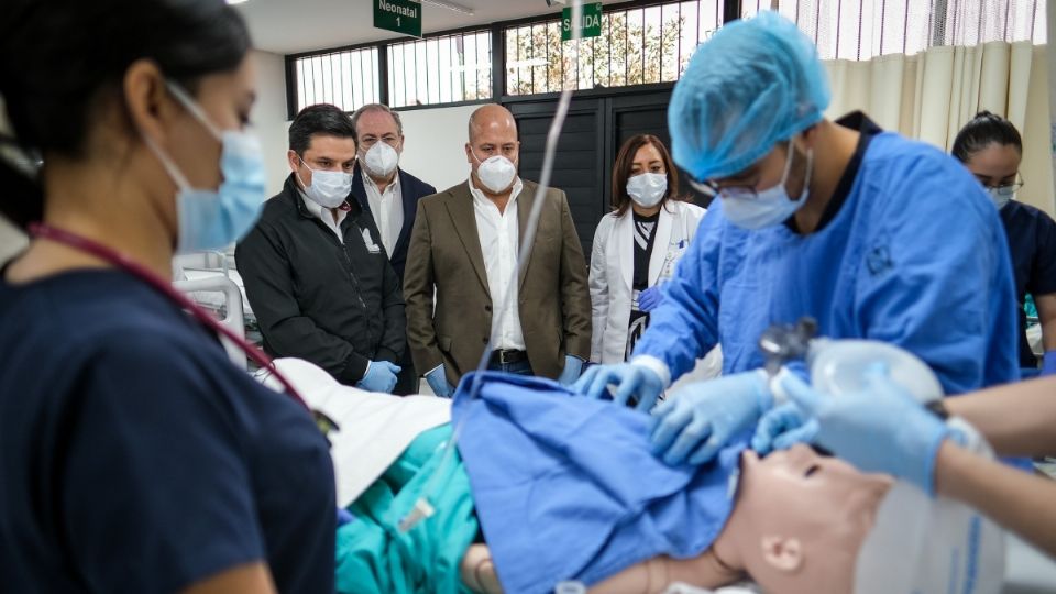 Zoé Robledo y Enrique Alfaro inauguraron ayer el Centro de Simulación para Excelencia Clínica en Jalisco. Foto: Especial