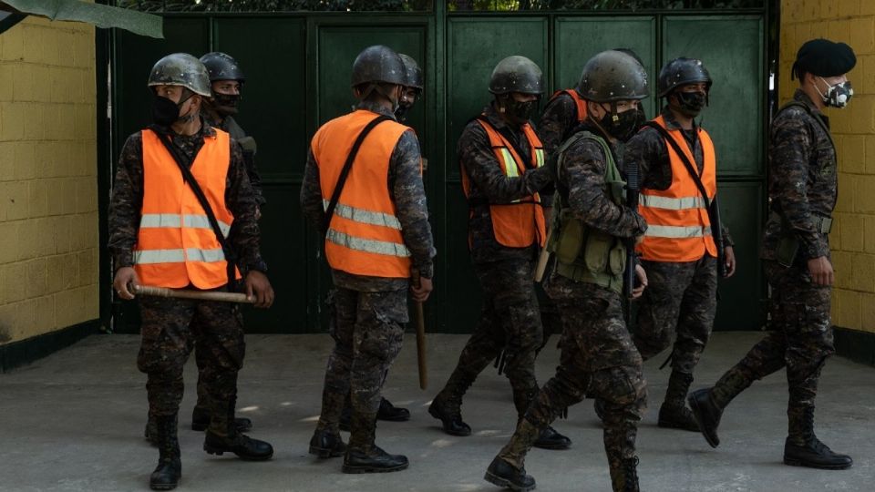 Los agentes interceptaron el camión, acoplado a un semirremolque, en cuya cabina encontraron a cinco personas de origen hondureño Foto: Cuartoscuro