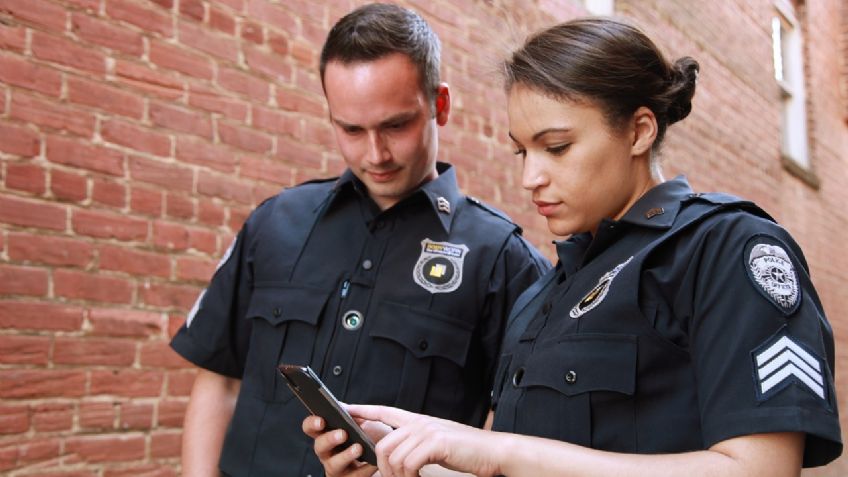 ¿Muy listos? Policías de EU usan TRUCO para no ser EXPUESTOS en redes sociales: VIDEO