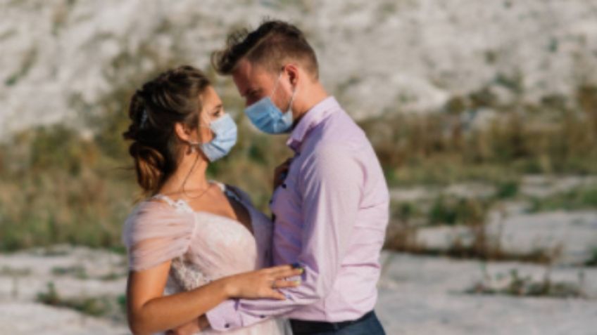 ¡Con todo y beso! Celebran boda colectiva por Día de San Valentín en plena pandemia