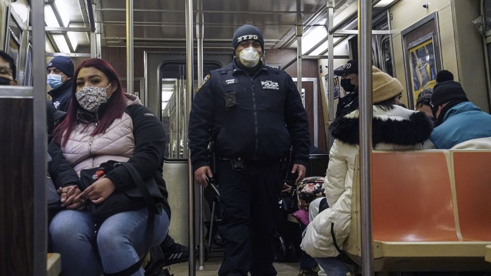 Policía patrulla un tren luego de las agresiones. Foto: ASSOCIATED PRESS