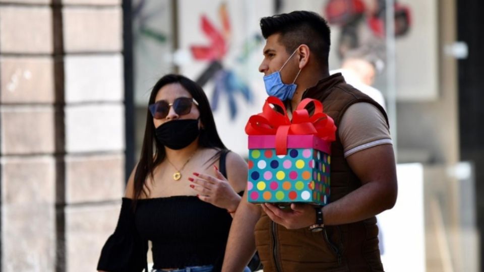 LOS AMOROSOS. Parejas estuvieron lejos de los recintos. Foto: Guillermo O´Gam