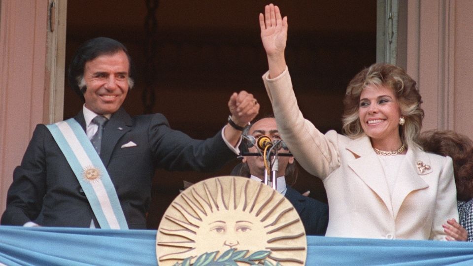 BUENOS AIRES. El 8 de julio de 1989, Menem y su esposa, Zulema, saludan tras llegar al poder. Foto: AP