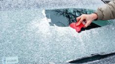 ¡Toma tu tiempo! Así es como debes retirar las capas de hielo formadas en tu carro por el frío: VIDEO