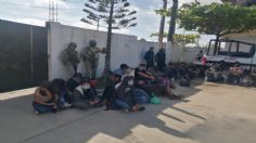 Rescatan a migrantes centroamericanos de un trailer abandonado en Veracruz