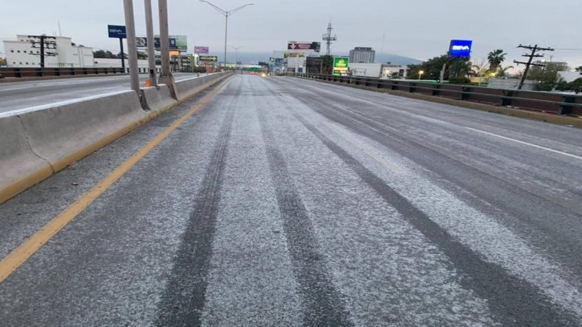 Quedan varadas 25 personas en la autopista Monterrey-Nuevo Laredo por hielo en el pavimento