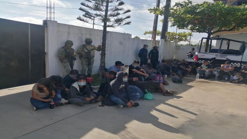 Rescatan a migrantes centroamericanos de un trailer abandonado en Veracruz