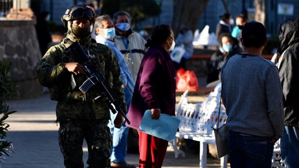 Este lunes 15 de febrero arrancó la campaña de vacunación para adultos mayores en Milpa Alta; antes de las siete de la mañana había más de 70 personas formadas. Foto: Guillermo Ogam