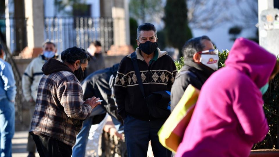 Se registran grandes filas para el inicio de la campaña de vacunación para adultos mayores contra la
COVID 19. Foto: Guillermo O’Gam