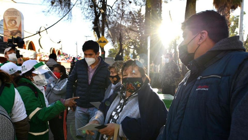 Antes de las siete de la mañana, en el centro de salud de Milpa Alta había formados más 70 adultos mayores en espera de ser vacunados. Foto: Guillermo Ogam