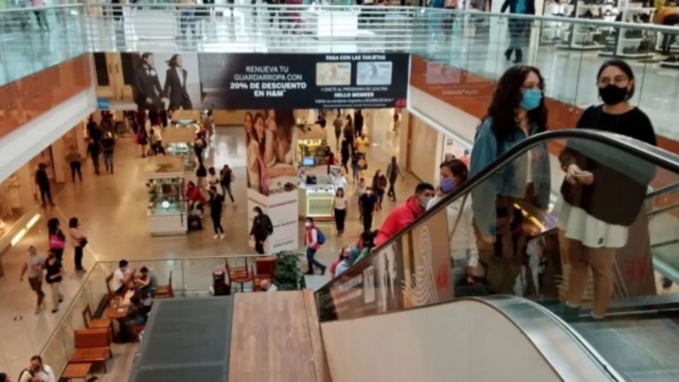 Las plazas comerciales retomaron sus actividades en días pasados. Foto: Cuatoscuro