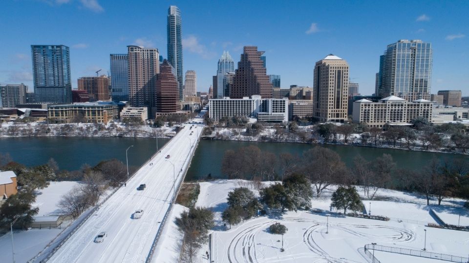 TEXAS. El puente Ann Richards Congress Avenue se encontraba cubierto de nieve, tras el fuerte temporal que azota a Estados Unidos. Foto:  AP